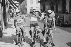 Giovanni-Enzo-Marcello-Corso-Matteotti-Pontedera-Partenza-Ciclotour-Dolomiti-1955