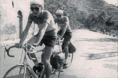 Enzo-Saverdi-Marcello-Melai-in-salite-verso-il-Colle-di-Nava-Ciclotour-Dolomiti-1955