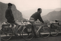 Enzo-Saverdi-Giovanni-Carrara-in-cima-ai-Monti-Ciclotour-Dolomiti-1955
