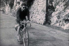 Marcello-Melai-se-ne-va-in-discesa-Ciclotour-Dolomiti-1955