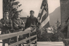 Marcello-Melai-Giovanni-Carrara-Enzo-Saverdi-a-Vigo-di-fassa-nella-Casa-del-CTG-Ciclotour-Dolomiti-1955