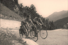 Giovanni-Carrara-Enzo-Saverdi-in-discesa-verso-Vittorio-Veneto-Ciclotour-Dolomiti-1955