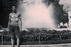 Marcello-Melai-nei-Giardini-di-Vittorio-Veneto-Ciclotour-Dolomiti-1955