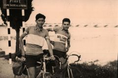 Enzo-Saverdi-Marcello-Melai-sulle-rive-del-Piave-Ciclotour-Dolomiti-1955