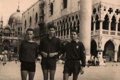 Giovanni-Carrara-Enzo-Saverdi-Marcello-Melai-in-Piazza-San-Marco-a-Venezia-Ciclotour-Dolomiti-1955