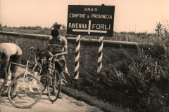 Giovanni-Carrara-Marcello-Melai-Davanti-al-Cartello-Ravenna-Forli-Ciclotour-Dolomiti-1955