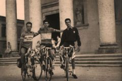 Di-ritorno-dal-Ciclotour-Dolomiti-Giovanni-Carrara-Enzo-Saverdi-Marcello-Melai-Davanti-al-Duomo-di-Pontedera-1955