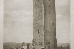 4038anni 1930 - ragazze g.i.l. in escursione sul prato della rocca. (copia)