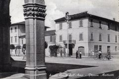 167532 a pisa santa croce dell'arno piazza matteotti animata bici vg 1954