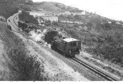 7047volterra - cecina  1912 circa - uno dei primi convogli in transito sulla cremagliera sistema strub.jpg_backup