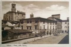 7451942 - pisa - volterra - piazza della dogana - auto d_epoca e distributore pompa benzina -