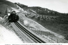 9667volterra -1912 treno in transito sulla ferrovia a cremagliera saline-volterra costruita con sistema strub.jpg_backup